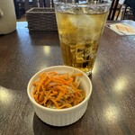 あんかけパスタ　ラ・ピーニャ - ミニラピーニャサラダとウーロン茶