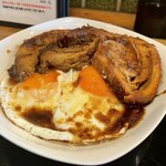 武蔵ノ麦穂 - そーっとチャーシューを移動して卵を食べようとしますがどちらも崩れてくる