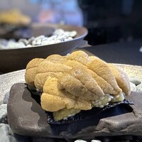 日本料理 TOBIUME - ◆初秋「藍より出でて」・・ワァ、スゴイ「雲丹の量」嬉しい、二人で一枚出してくださったのじゃないかしら。