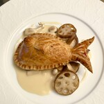 スープとカレー ボンジョルネ - ●ポワソン（魚のメイン）
      天然真鯛のパイ包み焼き　白味噌を忍ばせたクリームソース
      種々のキノコ、レンコン、アピオス