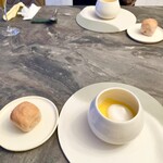 スープとカレー ボンジョルネ - ●スープ&パン
      人参のポタージュ
      さつまいものパン