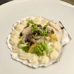 スープとカレー ボンジョルネ - ●前菜
      ホタテ貝とキノコのクリーム煮
      ジャガイモのピュレと共に