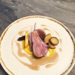 スープとカレー ボンジョルネ - ●ヴィアンド（肉のメイン）
      仔羊背肉のロティー　生姜と蜂蜜のソース・人参とカリフラワーのピュレ
      玉ねぎ、かぼちゃ、さつまいも、人参