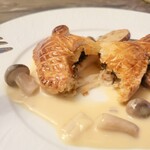 スープとカレー ボンジョルネ - ●ポワソン（魚のメイン）
      天然真鯛のパイ包み焼き　白味噌を忍ばせたクリームソース
      種々のキノコ、レンコン、アピオス