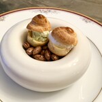 スープとカレー ボンジョルネ - ●Amuse
      アボガドとクリームチーズのプチシュー
      カリフラワームースのプチシュー