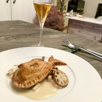 スープとカレー ボンジョルネ - ●ポワソン（魚のメイン）
                    天然真鯛のパイ包み焼き　白味噌を忍ばせたクリームソース
                    種々のキノコ、レンコン、アピオス