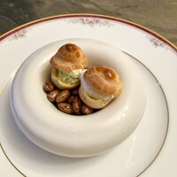 スープとカレー ボンジョルネ - ●Amuse
                      アボガドとクリームチーズのプチシュー
                      カリフラワームースのプチシュー