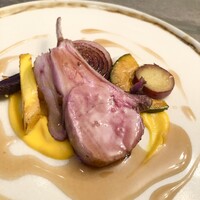 スープとカレー ボンジョルネ - ●ヴィアンド（肉のメイン）
                    仔羊背肉のロティー　生姜と蜂蜜のソース・人参とカリフラワーのピュレ
                    玉ねぎ、かぼちゃ、さつまいも、人参