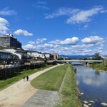 Honke Owariya - 三条大橋から鴨川を見る