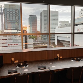 スカイツリーを見ながらお食事できるカウンター席