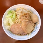 らーめん 陸 - 豚入り、野菜W、背脂、味玉