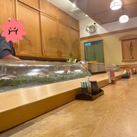 寿司勝 - カウンターと小上がり席が3つ 
                
                綺麗で落ち着いた感じっす。
                
                ショーケースにネタいっばい。