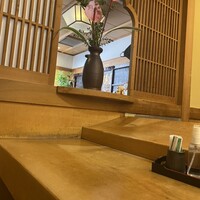 寿司勝 - お好きな席へどうぞって事でしたので
                
                カウンターの1番左側へ