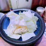 博多串焼き いっぽん - キャベツはたれがかかってます