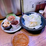 博多串焼き いっぽん - お通し　おかず3品とキャベツ