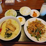 Fukutei - ニラとホルモン炒め＆豚骨ラーメン。