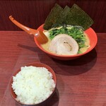 横浜家系ラーメン 赤家 - ほうれん草をトッピングしたラーメンと無料のライス('23/09/24)