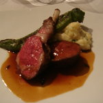 オーベルジュ・ド・リル - 骨付仔羊ロース肉の炭火焼き　万願寺とうがらし添え　タイム風味のマデールソース