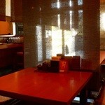 食い処あだち - 入ると左は掘り炬燵席、右手にカウンター。奥は広い座敷