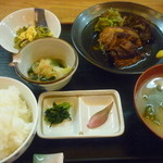 おんじき家ふうど - 日替り定食（豚の角煮、茶そば、白菜の酢の物、味噌汁、高菜、ミョウガの漬物、ご飯）