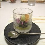 レミニセンス - キャビア：ガラスの器の下層には、ひんやりとした 枝豆のムース、その上には タップリのキャビアがトッピングされ、穂紫蘇が綺麗にちらしてあります。オレンジ色でサクサク食感のクルトンがキャビアによくマッチしていますネ！