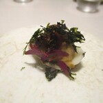 レミニセンス - 雲丹：葛粉海藻で造られた板状のチップの上に 北海道産の濃厚な味わいの雲丹・ユリ根etc. が美しく盛られ、マイクロアマランサスが飾られています。「手に取ってお召し上がりください。」とのこと、美味しく、印象的な一品ですネ！ レミニセンスのお店の雰囲気にグッと引き込まれていく瞬間です！