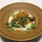 レミニセンス - 農福：“農業と福祉の連携” をテーマにした愛ファームで作られた野菜のサラダ。茄子、薩摩芋、オクラ、カイワレ etc . 。