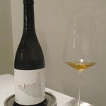 レミニセンス - Soalheiro Alvarinho Pe Frango Branco 2020（ソアリェイロぺ・フランコ アルヴァリーニョ）：ポルトガル　心地良い渋みが特徴のオレンジワイン。 アルコール分 12.5％ 。　白ブドウの皮と実を潰して造られ、色調が ややオレンジかかっているため オレンジワインとも言われています。白ワインのようなアロマと、赤ワインのような渋みと苦みを併せ持ったワインです。