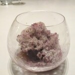 レミニセンス - 巨峰：山梨の巨峰をメインとして レモンバーム、ヘーゼルナッツ、キャラメル etc. の ふんわりとした舌触りが心地よいシャーベット、その下のバニラアイスと一緒に楽しめるデセールです。