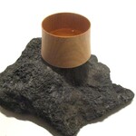 レミニセンス - 天の岩戸：葛原シェフ自らが3週間に1度、三重県の伊勢神宮近く 志摩市に在る恵利原の水穴（えりはらのみずあな：名水百選のひとつで別名が “天の岩戸”）まで 湧水を汲みにいかれているそうです。 洗練された濃厚で香りの良いスープは、その湧水を使い、名古屋コーチンの丸鶏、塩と昆布のみを使用して12時間かけて丁寧にあくを取りながら仕上げられるそうです。