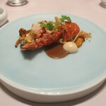 レミニセンス - オマールブルー： 胴（尾）の部分はレア感を残し、ハサミの部分はしっかり火入れしてあり エビの甘味も感じられます。オマール海老の殻から出る海老の香ばしさがかおります。海老のエキスを使ったソース、カリフラワーを使ったクリームでいただきます。