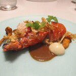 レミニセンス - オマールブルー： 胴（尾）の部分はレア感を残し、ハサミの部分はしっかり火入れしてあり エビの甘味も感じられます。オマール海老の殻から出る海老の香ばしさがかおります。海老のエキスを使ったソース、カリフラワーを使ったクリームでいただきます。