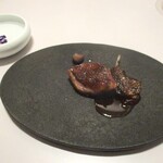 レミニセンス - 肉：鳩の料理は笠原シェフが得意とするお料理のひとつであり、まさに“素晴らしい”のひと言です。 フランスから幼鳥を輸入し育てた茨城県の小鳩を使用し、遠赤外線の低温でじっくりと火入れがしてあります。 鳩の皮はパリッと焼きあげられ、肉はふっくらと血液が滴るようなレア感があるものの鳩の血を想像させるような雑味は微塵も感じさせない最高の料理です。お肉の出汁を煮詰めて作ったたソースでいただきます。