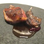 レミニセンス - 肉：鳩の料理は笠原シェフが得意とするお料理のひとつであり、まさに“素晴らしい”のひと言です。 フランスから幼鳥を輸入し育てた茨城県の小鳩を使用し、遠赤外線の低温でじっくりと火入れがしてあります。 鳩の皮はパリッと焼きあげられ、肉はふっくらと血液が滴るようなレア感があるものの鳩の血を想像させるような雑味は微塵も感じさせない最高の料理です。お肉の出汁を煮詰めて作ったたソースでいただきます。