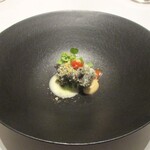 レミニセンス - 鱧：鱧切包丁で丁寧に骨切りした鱧に 海苔の衣をつけて揚げてあり、上からコンテチーズがタップリと振りかけられ、下にはキャベツのソテーが敷かれています。①アーモンドピューレ、② トマトソース、③ 24ヶ月熟成した濃厚なコンテチーズ のソース、 ３種のソースでいただきます。 黒い鱧が印象的で香り立つ とても見事なお料理です！