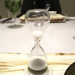 レミニセンス - フォアグラのテリーヌを食べ終わると共に、砂時計をスタート。70秒後にクエのお刺身をいただきます。