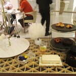 レミニセンス - 終章 ～追憶～ 葛原シェフが子供の頃に好きだったお菓子を食事の最後の茶菓子にしてあり、この中から4種を選ぶことができます。 どれにするか？ 迷ってしまいます。