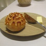 レミニセンス - パン：米からのあられ、小麦からのパンがひとつになった 岐阜 高山 Train Bleu（トラン・ブルー）の特注パンです。