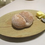 レミニセンス - ヴァン（ワイン）パン：ヴァンルージュ（赤ワイン）に柑橘やスパイスの香りを移し、それを使って生地を仕込んだパン。