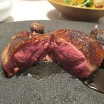 レミニセンス - 肉：鳩の料理は笠原シェフが得意とするお料理のひとつであり、まさに“素晴らしい”のひと言です。 フランスから幼鳥を輸入し育てた茨城県の小鳩を使用し、遠赤外線の低温でじっくりと火入れがしてあります。 鳩の皮はパリッと焼きあげられ、肉はふっくらと血液が滴るようなレア感があるものの鳩の血を想像させるような雑味は微塵も感じさせない最高の料理です。お肉の出汁を煮詰めて作ったたソースでいただきます。