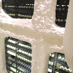 レミニセンス - １階から２階へ続く階段の脇に有るワインセラー。