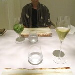 レミニセンス - ドリンクが運ばれ、ディナーが始まります。