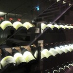 レミニセンス - ワインセラーが１階から２階へ続く階段の脇に有ります。