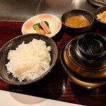 六本木モンシェルトントン - お新香と魚沼産コシヒカリご飯、お味噌汁の入ったお椀です。