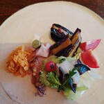 Bricolage 17 - 前菜達。キャロットラペ、鶏ハムとプチプチ食感が楽しいフィンガーライム。、茄子の揚げ浸し、鯛ときくらげのカルパッチョ。全て江田島産！