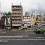 麺処 晴 - 入谷交差点と店舗（茶色いビル1階）