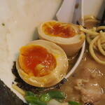 麺処 晴 - 味玉断面