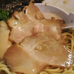 麺処 晴 - 引っ張り出したチャーシュー（すでにスープの色に染まっている）