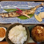 いづみや - 日替り定食と秋刀魚塩焼きをミックスして頂きます！