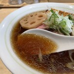 Chiisana Nohara No Ki No Shitade - しっかりした鶏の旨みに昆布や椎茸、煮干しなどの風味豊か。キリッとキレのある醤油を使ったスッキリした仕上がり